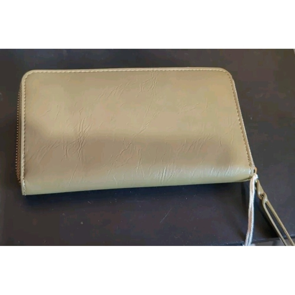 UNIVERSAL THREAD  WALLET - NEW with tags Green